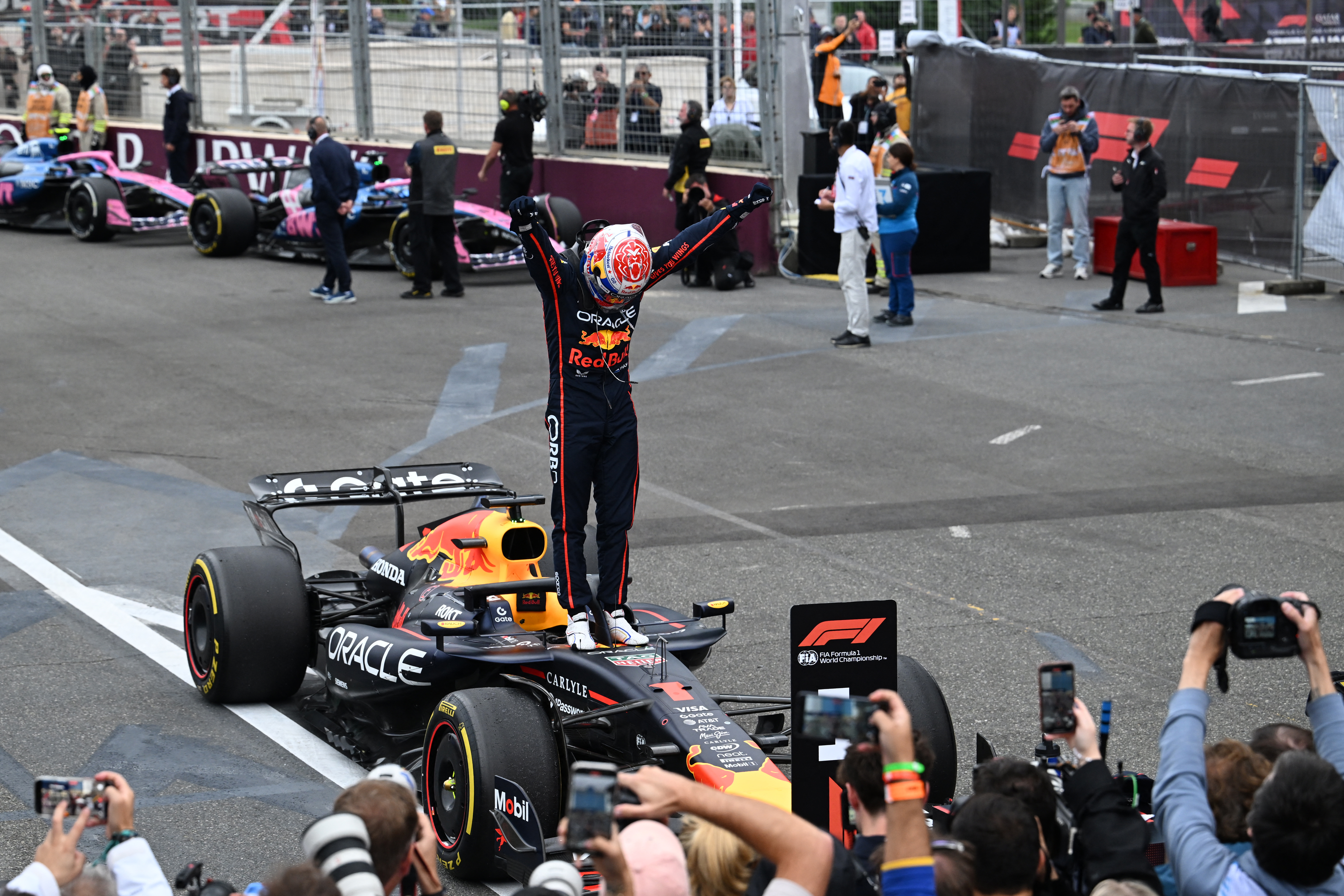 Verstappen triunfa en Bakú: Sainz primer podio con Williams