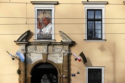 Burza po reportażu o Janie Pawle II. 'Wiedział jeszcze przed zostaniem papieżem'