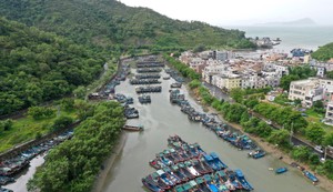 Čamci sklonjeni uoči dolaska tajfuna u specijalnoj zoni saradnje Šendžen-Šanvei u provinciji Guangdong, Kina, 25. jula