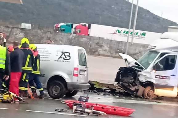 TRI OSOBE POVREĐENE, DELOVI VOZILA RASUTI PO PUTU Stravična saobraćajna nesreća na putu Podgorica-Cetinje, sudarili se kamion i automobil (FOTO)