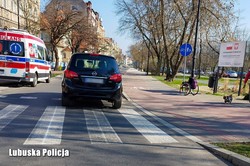 Nowa Sól: Przejeżdżała na wózku przez pasy, potrąciło ją auto. Miała sporo szczęścia