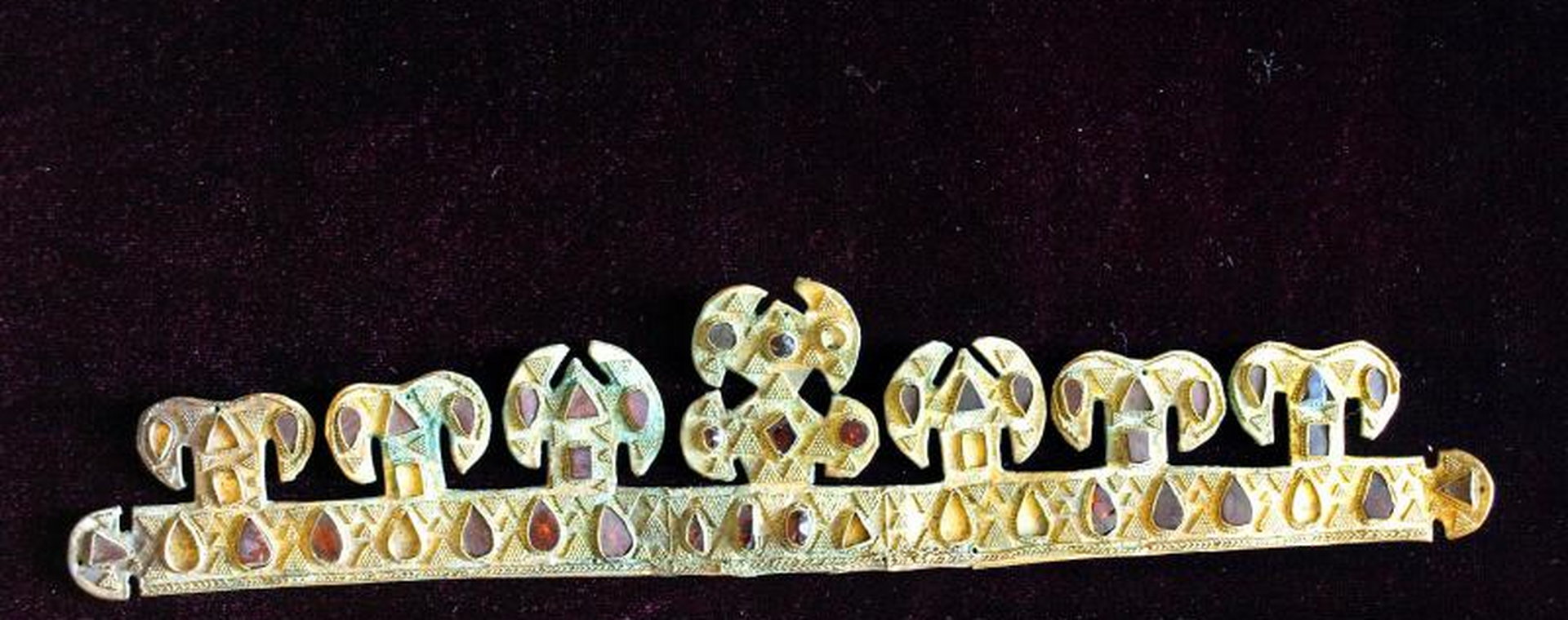 1500-letnia złota tiara, inkrustowana drogocennymi kamieniami, jeden z najcenniejszych na świecie artefaktów z czasu panowania Huna Attyli, wystawiona w muzeum w Melitopolu, Ukraina, listopad 2020 r. 