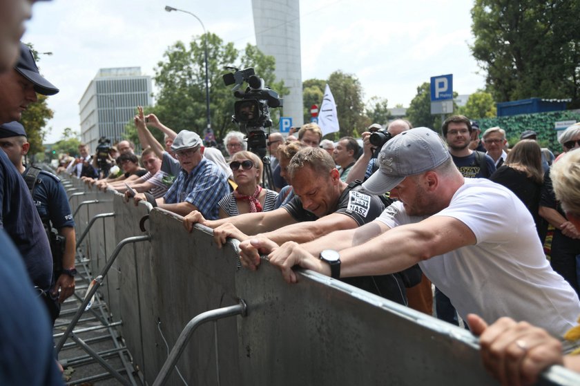 Protest przed Sejmem. Zaatakowali ojca premiera