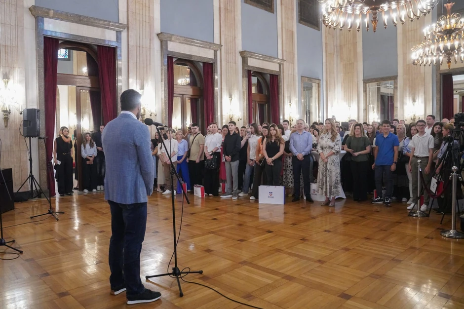  Aleksandar Šapić uručio  nagrade učenicima generacije