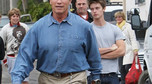 Arnold Schwarzenegger z żoną i synami przed centrum adopcji zwierząt w Los Angeles
