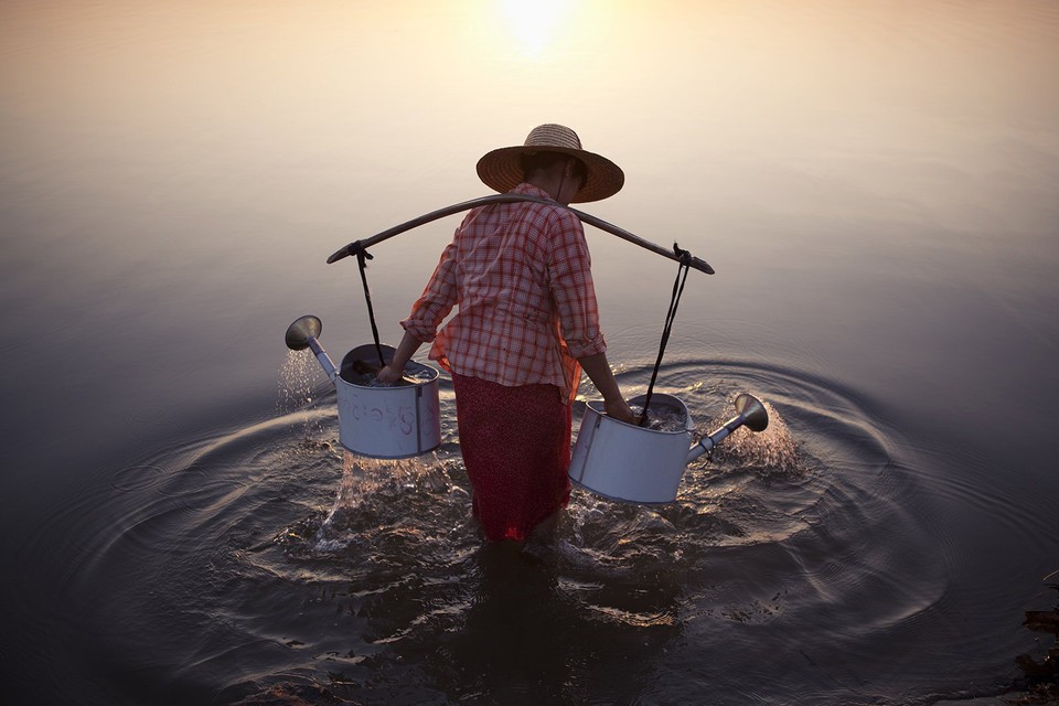 Lady in water (pol. Kobieta w wodzie) - Marcelo Salvador/National Geographic Traveler Photo Contest