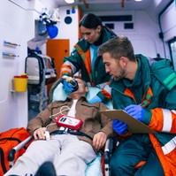 Kiosztotta az éttermi alkalmazott a mentősöket, amiért a szirénázó autóval a járdán álltak meg