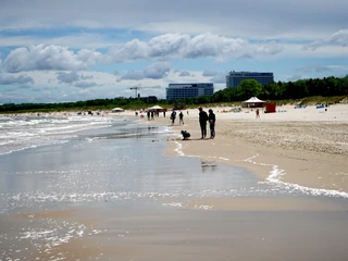 Plaża w Świnoujściu. W tym roku wakacje wolimy spędzić w kraju