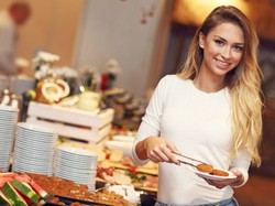 Rozgryzamy szwedzki stół, czyli savoir-vivre podczas hotelowego śniadania