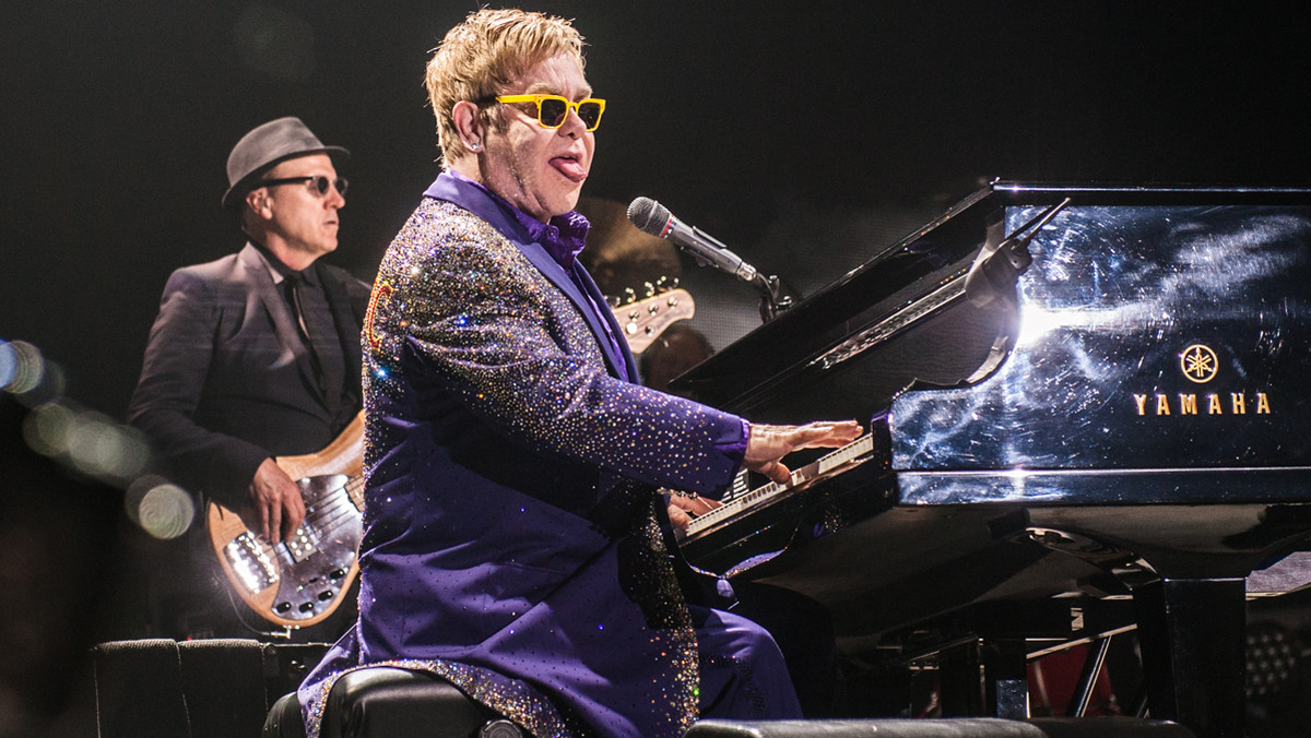 Nowy album Eltona Johna trafi do sklepów 5 lutego. "Wonderful Crazy Night" promuje singiel "Looking Up". Nowy materiał Elton John zaprezentuje w Polsce 18 czerwca podczas koncertu na Life Festival Oświęcim.