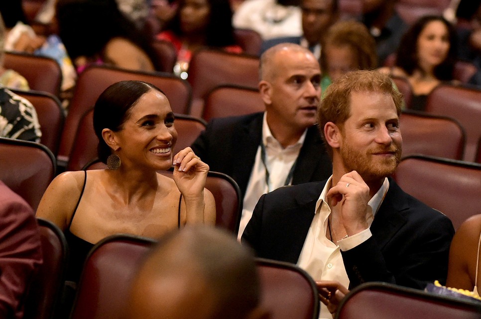 Harry herceg nem igazán örült neki, hogy nem ülhet az első sorban, mint a többi VIP meghívott, Meghan Markle-t azonban nem viselte meg a dolog