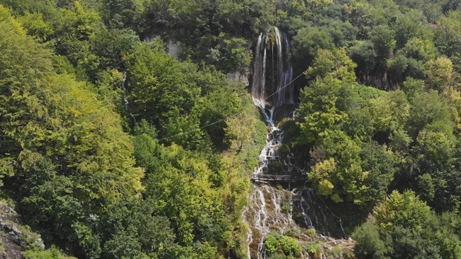 devojčica čuva seosku školu od zatvaranja