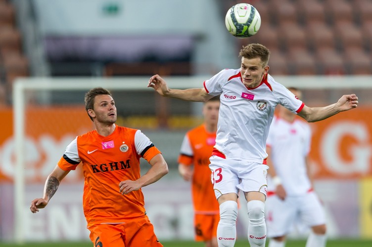 Kibole Zagłębia trafili racą bramkarza Widzewa Mecz przerwany. ZDJĘCIA