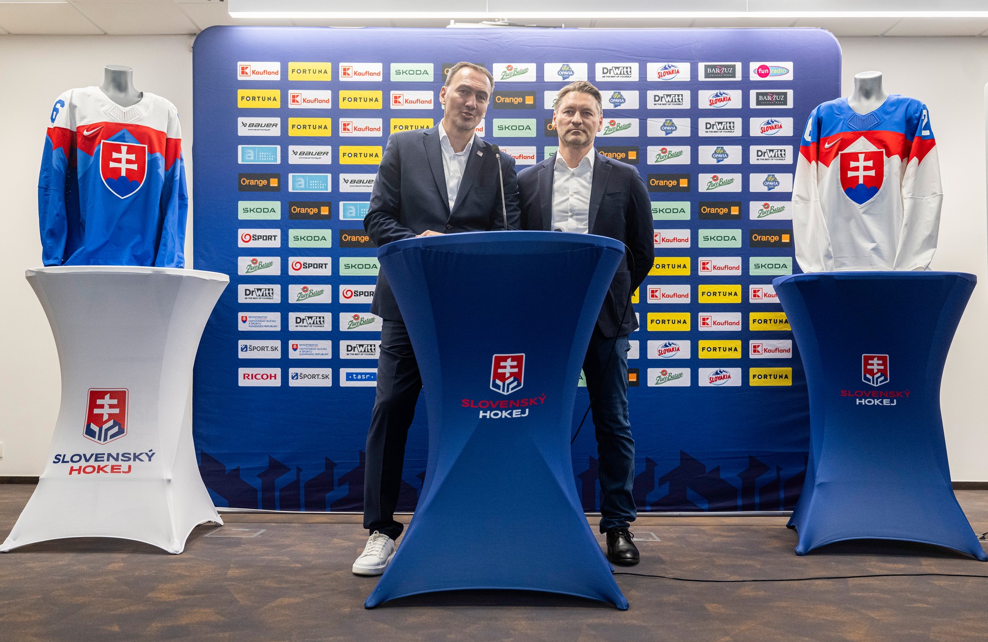 Prezident Slovenského zväzu ľadového hokeja a generálny manažér tímu Miroslav Šatan a tréner slovenských hokejistov Vladimír Országh. 