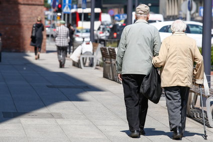 Stróż nocny, kasjer czy "złota rączka". Ponad milion seniorów dorabia do emerytury