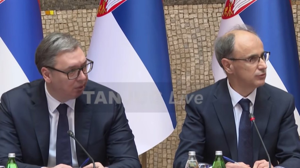 Aleksandar Vučić, Đuro Macut