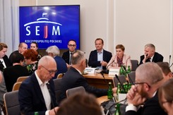 'Lex Czarnek mogło pójść do kosza'. Opozycja przegrała 16 do 15. Czworga posłów nie było