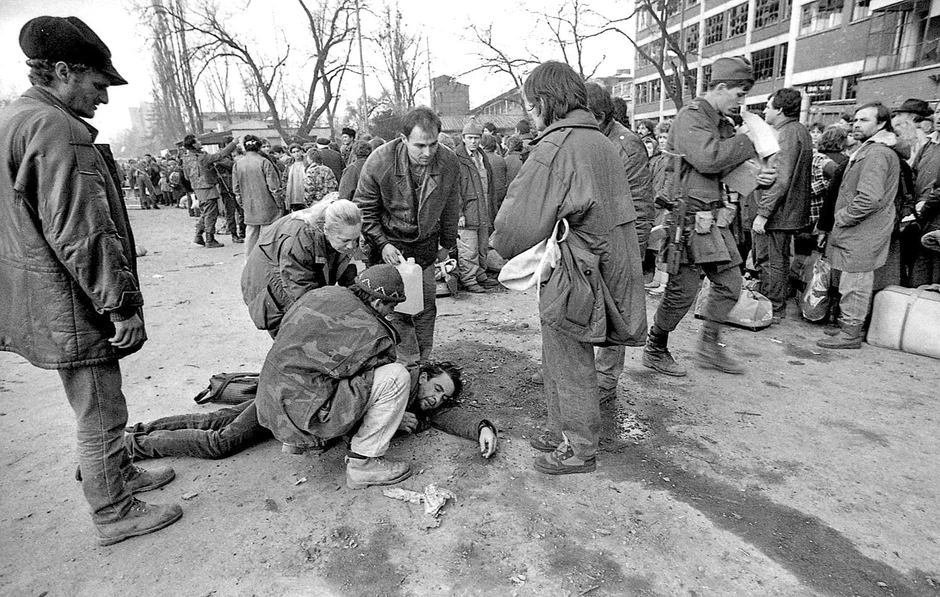 Mnogima je pozlilo kada su izašli iz skloništa u kojima su živeli mesecima. Pomagao je ko je stigao...