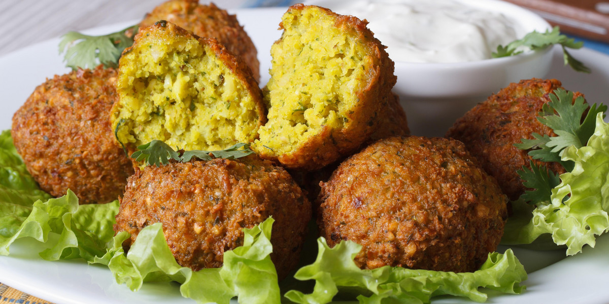 Falafel z sosem tzatziki