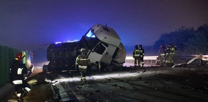 Ciężarówka stanęła w płomieniach na A4. Było słychać wybuchy. Wielkie utrudnienia [FILMY]