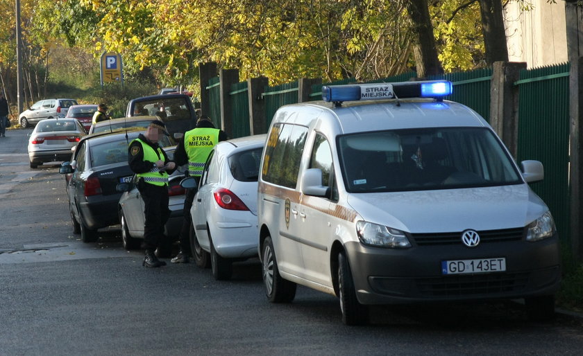 strażnicy miejscy z Gdańska wypisują mandat