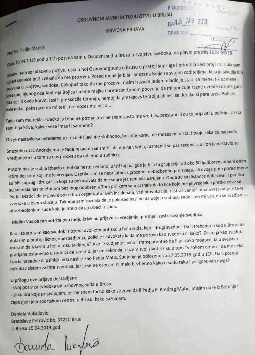 Jedan mladić je stao tik uz mene i Snežanu i pretećim tonom počeo da mi upućuje razne uvrede i da me gura, stoji u prijavi Daniele Vukajlović