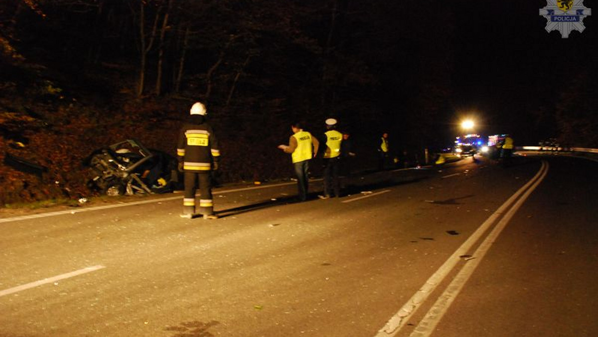 Do tragicznego w skutkach wypadku doszło w Rekowie Dolnym pod Redą. Kierowca volvo, uciekając przed policją, zderzył się czołowo z autem marki Smart. Trzy osoby zginęły, a jedna osoba ranna została przewieziona do szpitala.