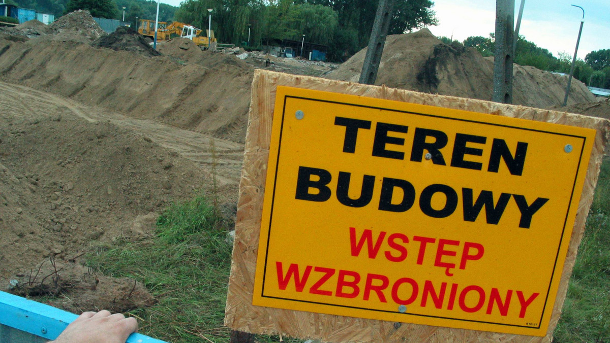 Mija rok od rozpoczęcia budowy drugiego mostu drogowego przez Wisłę w Toruniu. Prace idą zgodnie z harmonogramem, choć nie obyło się bez niespodzianek. Pierwsze samochody mają przejechać przeprawą w połowie 2013 roku - informuje Radio PiK.