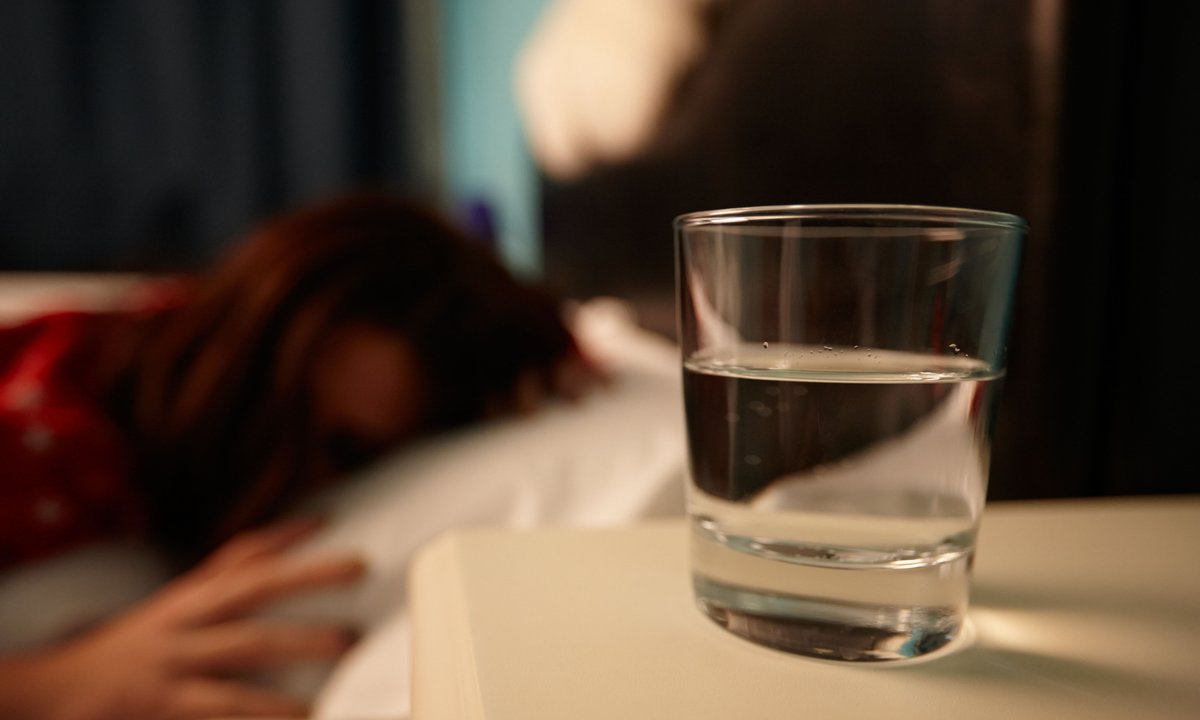 Co się dzieje, kiedy pijesz wodę na pusty żołądek? O tym warto wiedzieć