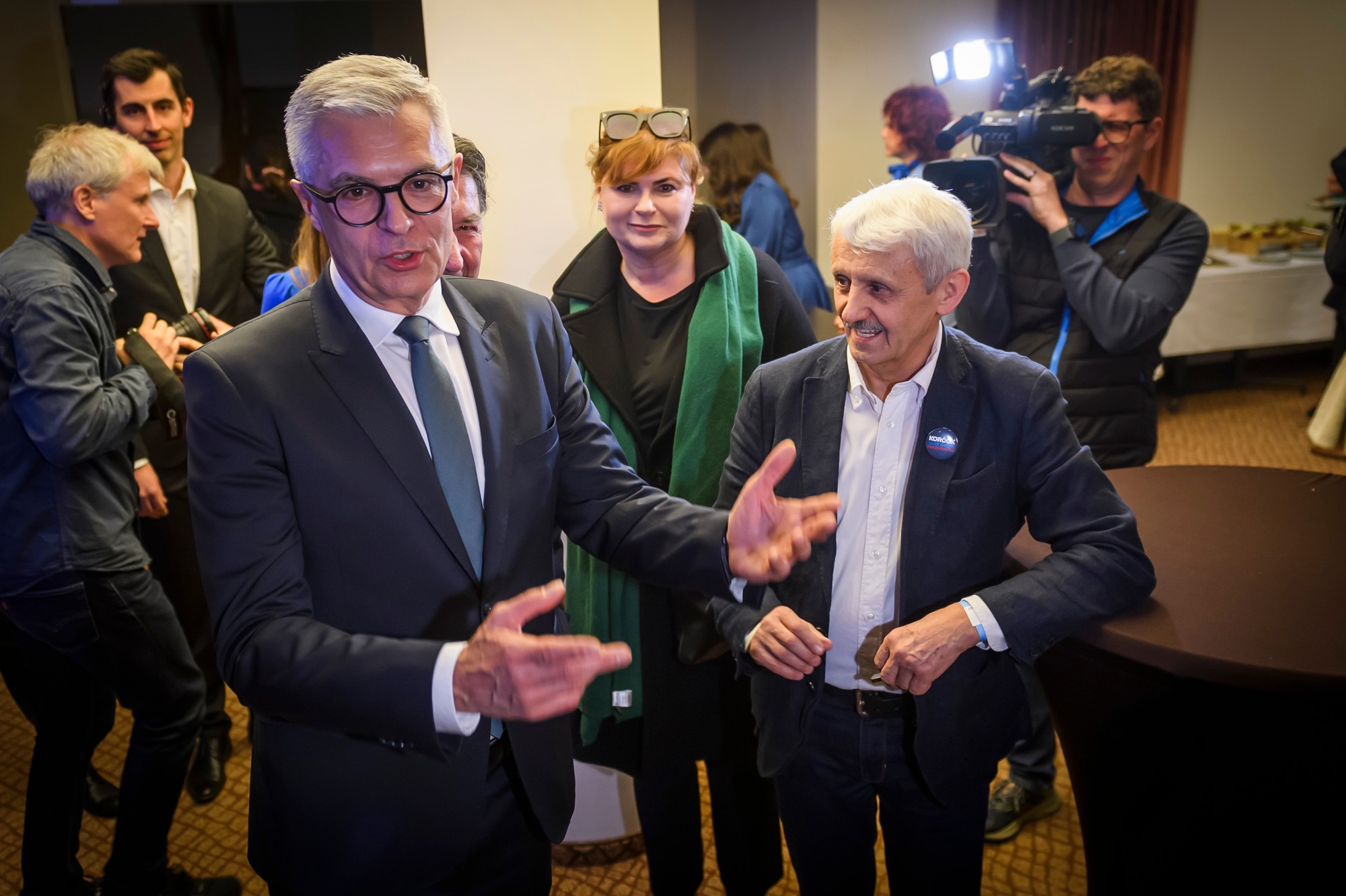 Kandidát na prezidenta SR Ivan Korčok (vľavo) sa víta s hosťami, vpravo expremiér SR Mikuláš Dzurinda, vo svojej volebnej centrále v Bratislave.