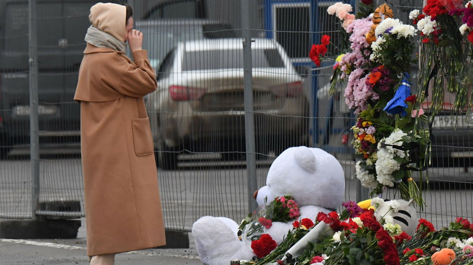 Kwiaty składane w miejscu ataku terrorystycznego