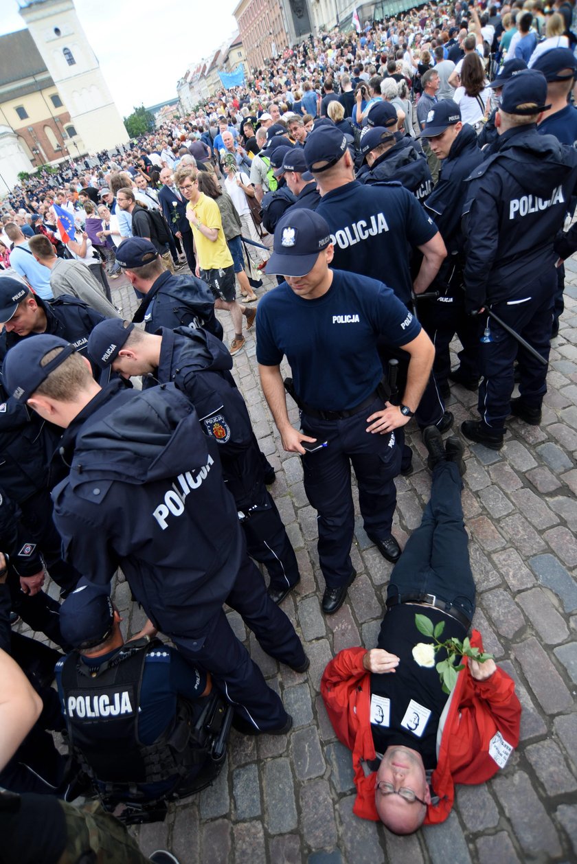 Miesięcznica. Ilu policjantów przypadało na jednego demonstranta?