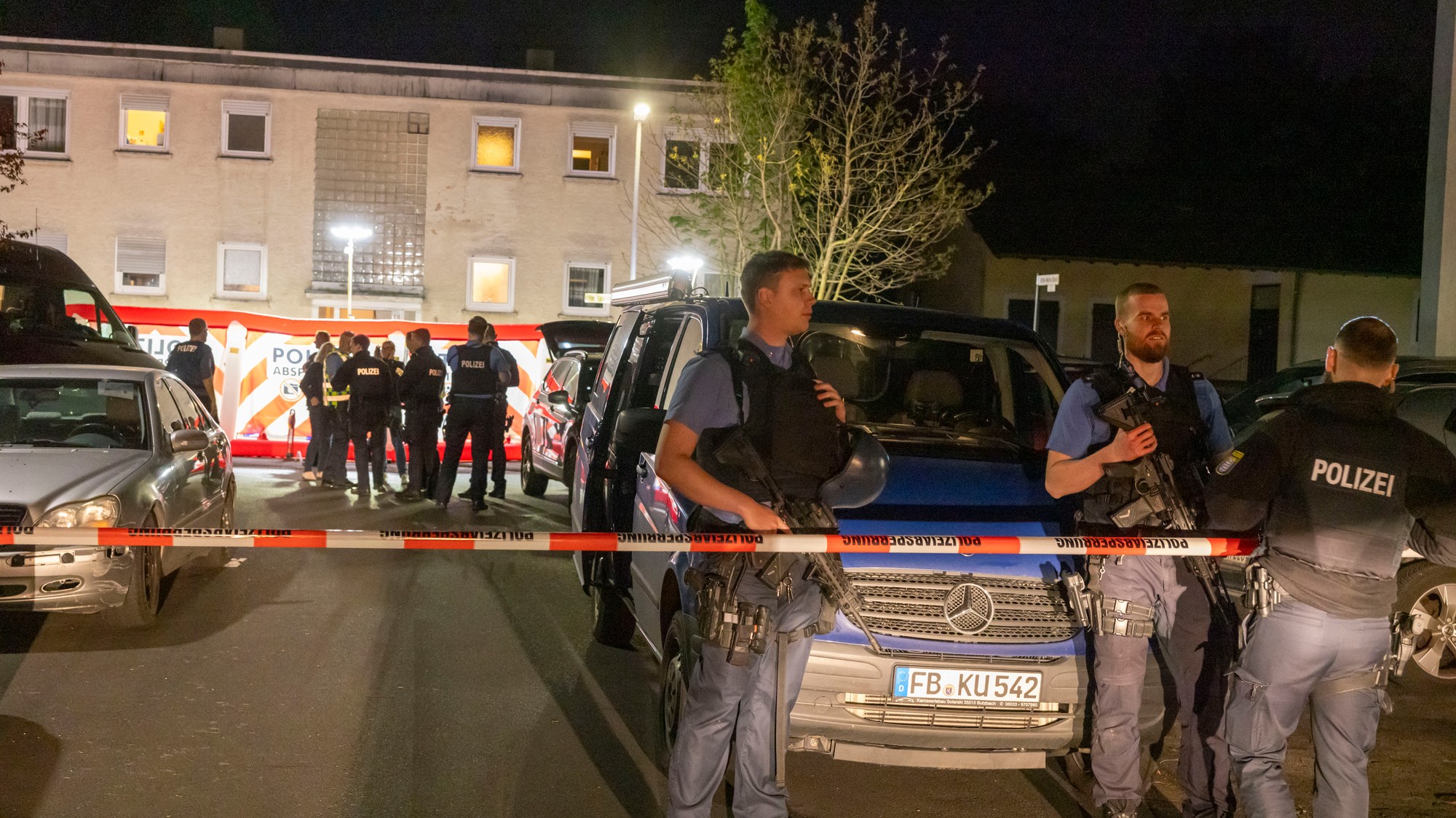 Policajti vyšetrujú na mieste streľby pred nájomným domom v nemeckom meste Bad Nauheim.