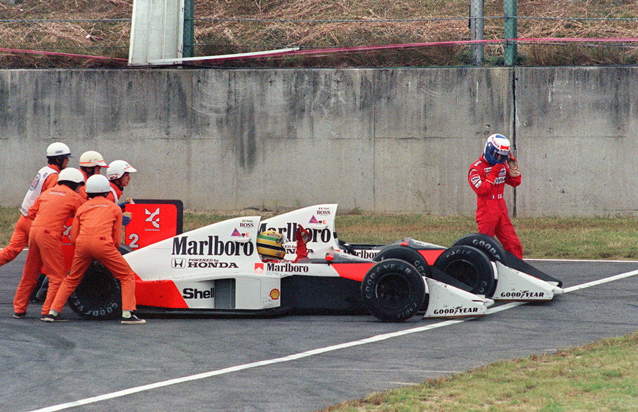 Suzuka okazała się wyjątkowym miejscem dla Ayrtona Senny i Alaina Prosta. Zderzyli się tutaj i w 1989 roku (na zdjęciu), i w 1990. Kibicom szczególnie została w pamięci ta pierwsza sytuacja, po której Brazylijczyk został zdyskwalifikowany.