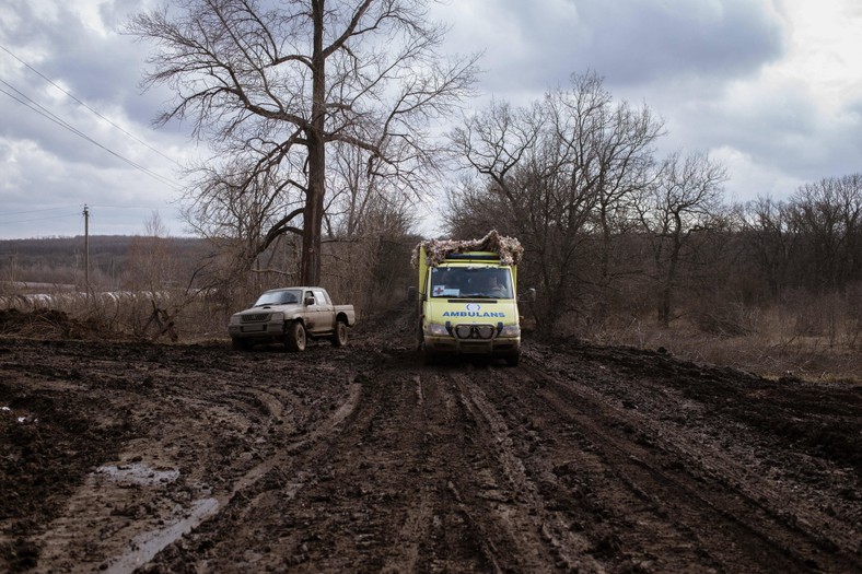 Tak od kilku tygodni wyglądają drogi i pola w Ukrainie