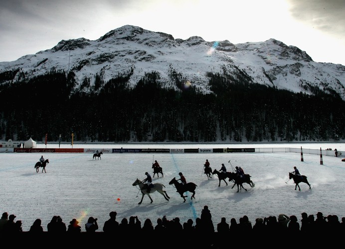 Impreza jest miejscem spotkań światowej śmietanki towarzyskiej
