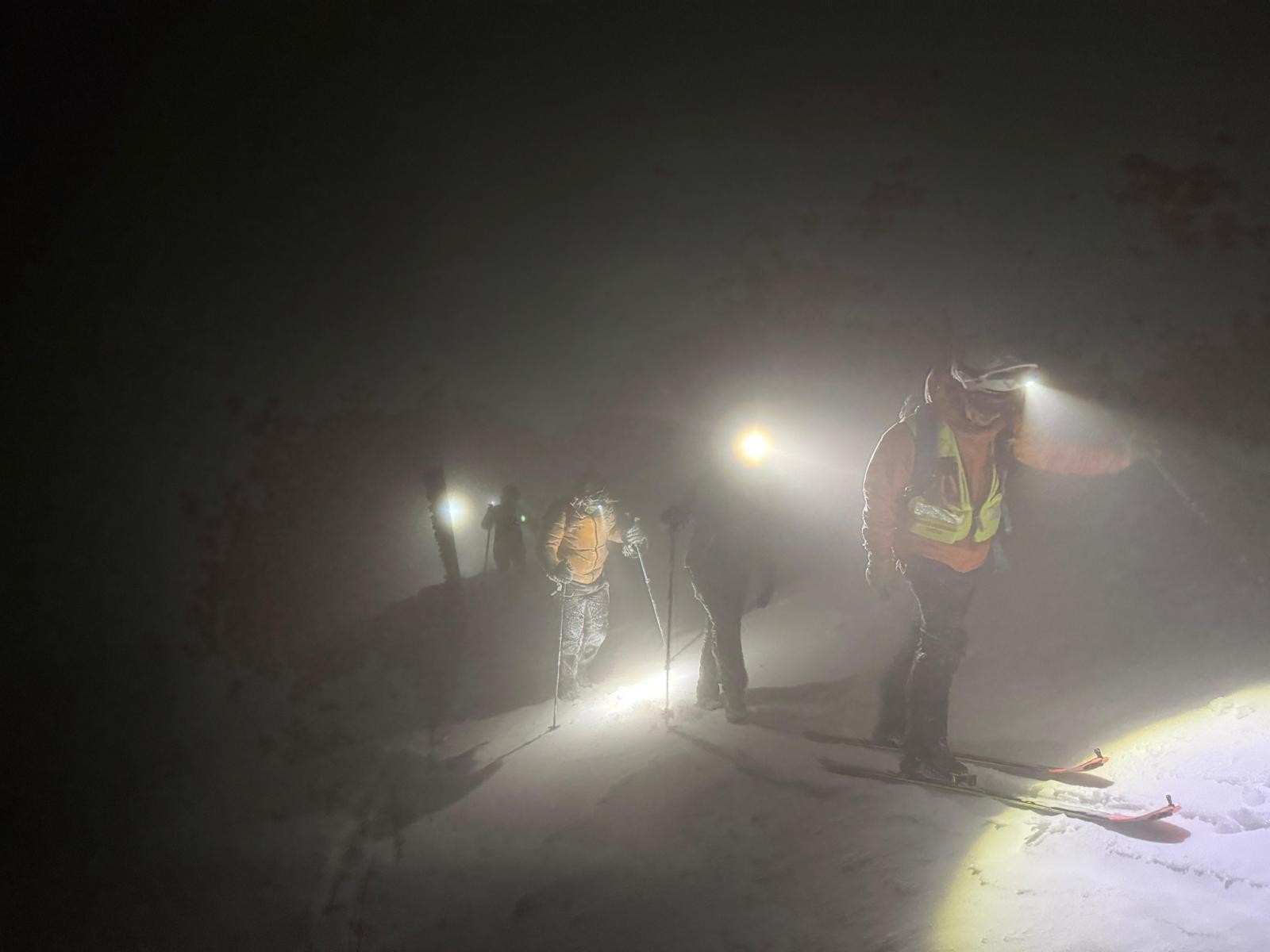 Pre nepriaznivé podmienky uviazli turisti na hrebeni Nízkych Tatier.