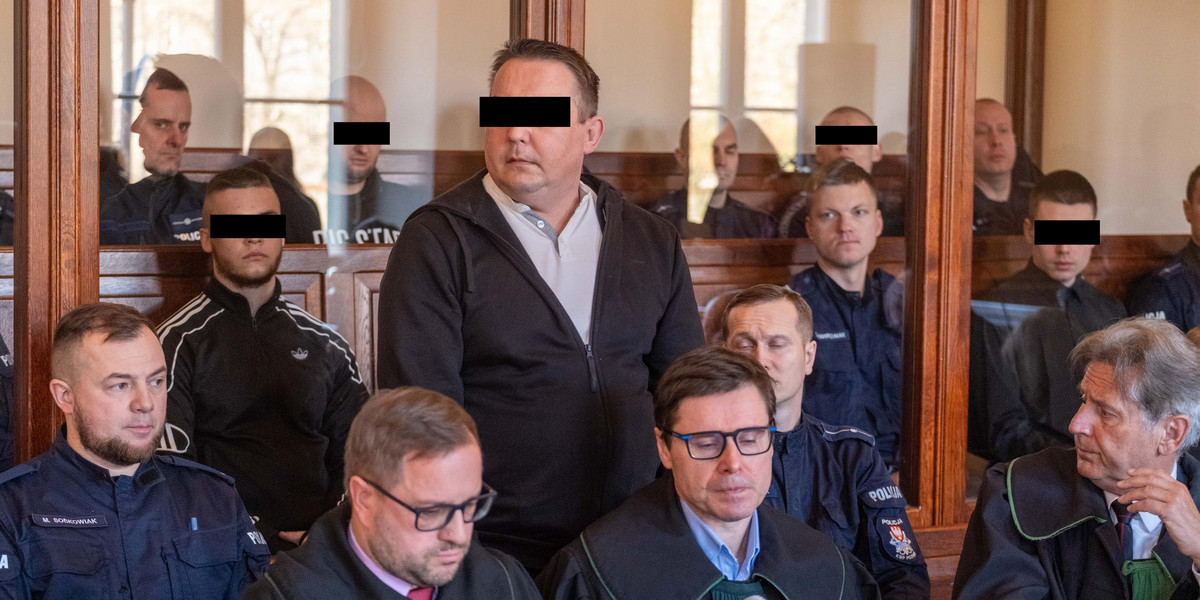 Michał G. zasiadł na ławie oskarżonych z synem i jego czterema kolegami. 