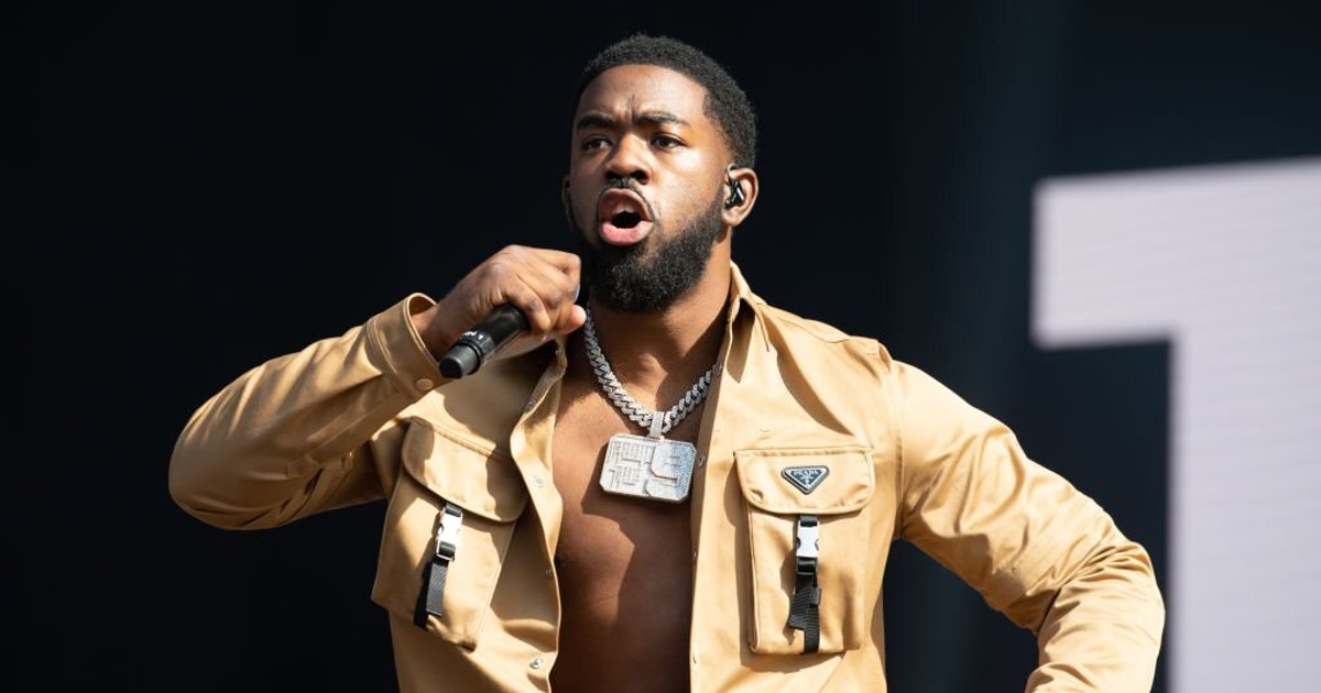 British-Nigerian rapper Tion Wayne shares cloth on Lagos streets - Vimarsana News