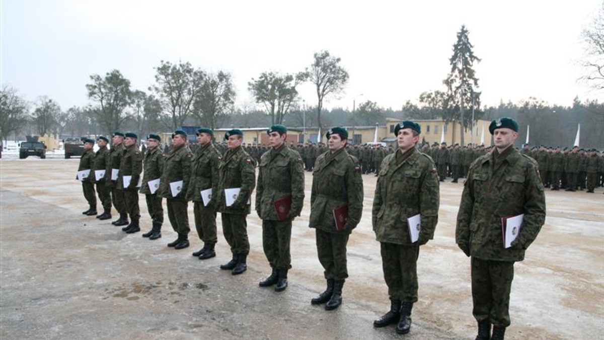 Pierwsze w historii Wojska Polskiego kontrakty z żołnierzami służby przygotowawczej na wykonywanie obowiązków w ramach Narodowych Sił Rezerwowych zostały podpisane w grudziądzkim 1 Ośrodku Szkolenia Kierowców (OSK). W sumie kontrakty podpisało 170 żołnierzy, a 12 spośród nich zrobiło to podczas uroczystej zbiórki w obecności szefa Sztabu Inspektoratu Wsparcia Sił Zbrojnych - płk. Ryszarda Szczepińskiego.