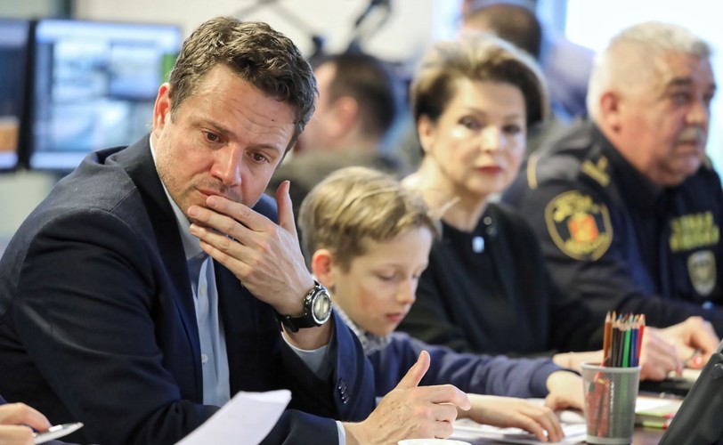 Prezydent Warszawy Rafał Trzaskowski (L) podczas posiedzenia sztabu kryzysowego w Centrum Bezpieczeństwa m.st. Warszawy, powołanego w związku ze strajkiem nauczycieli
