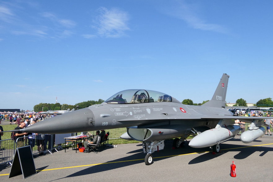 Dania wciąż eksploatuje 43 samoloty F-16: 33 jednomiejscowe oraz 10 dwumiejscowych. Po dostawie 19 maszyn na Ukrainę i 24 do Argentyny zagospodarowana zostanie cała aktywna flota tego typu samolotów.