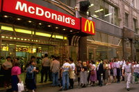 26 forintos sajtburger, kígyózó sorok, egy falat nyugat: ilyen volt az első magyarországi McDonald’s