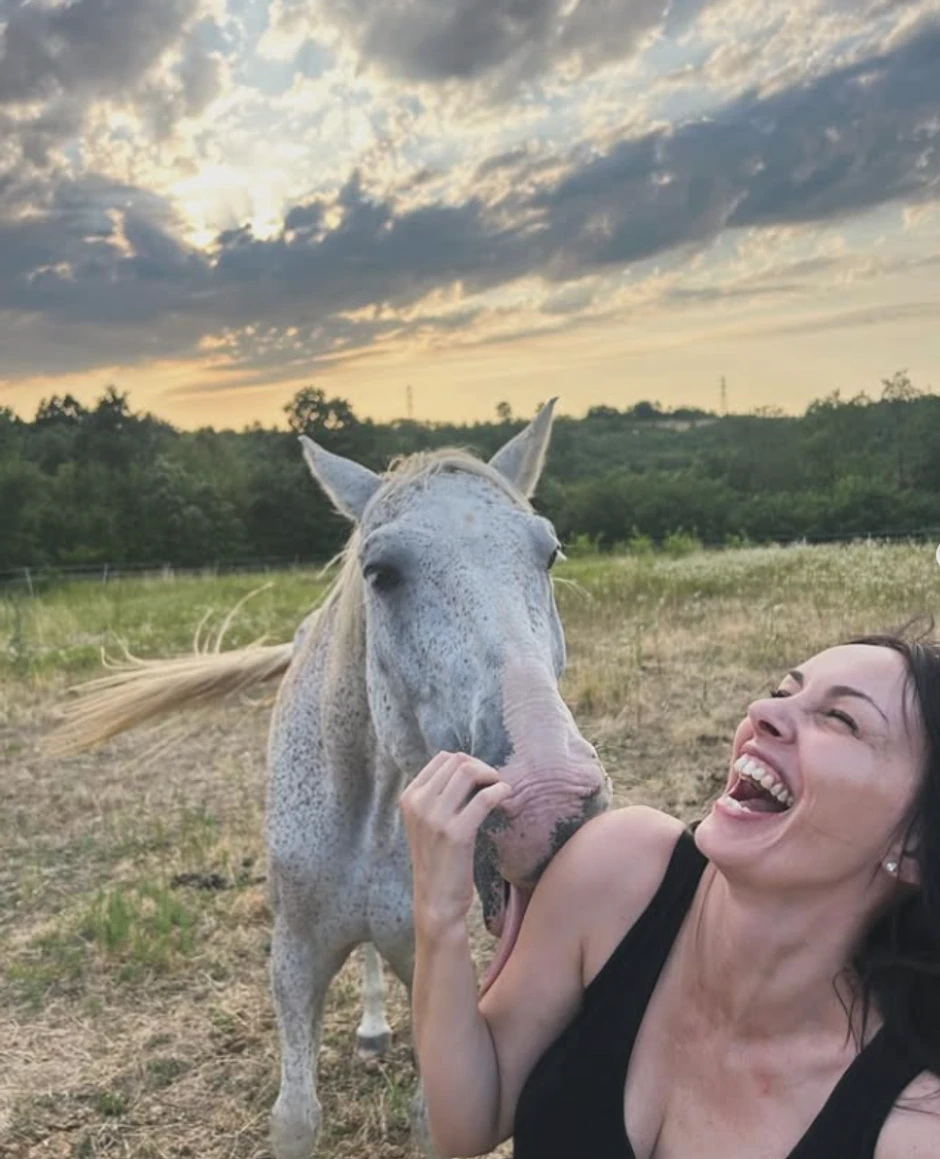 Sloboda Mićalović uživa okružena životinjama
