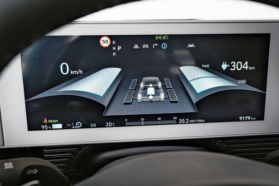 Trójwymiarowa grafika na dużych wyświetlaczach Hyundaia - na zdjęciu wirtualne zegary.