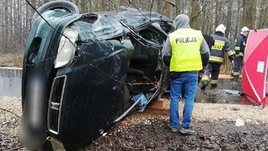 Kierowca hondy wypadł z auta. 25-latek nie przeżył wypadku