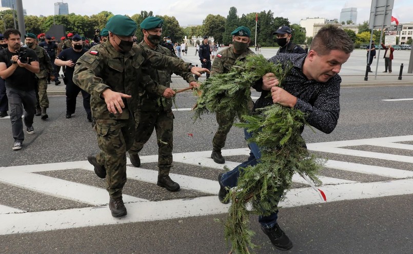 Incydent podczas uroczystości pod pomnikiem Ofiar Tragedii Smoleńskiej