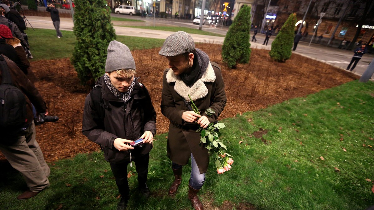 Warszawa, 15.11.2013. Happening Niewzruszeni! Całujemy się pod tęczą odbył się pod spaloną konstrukcją tęczy na placu Zbawiciela w Warszawie. Akcja, w której wzięło udział co najmniej kilkadziesiąt osób, jest protestem przeciwko zniszczeniu tęczy, która