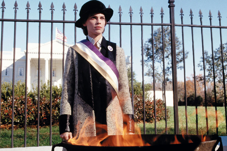 Hilary Swank jako Alice Paul w filmie "Niezłomne" (2004)