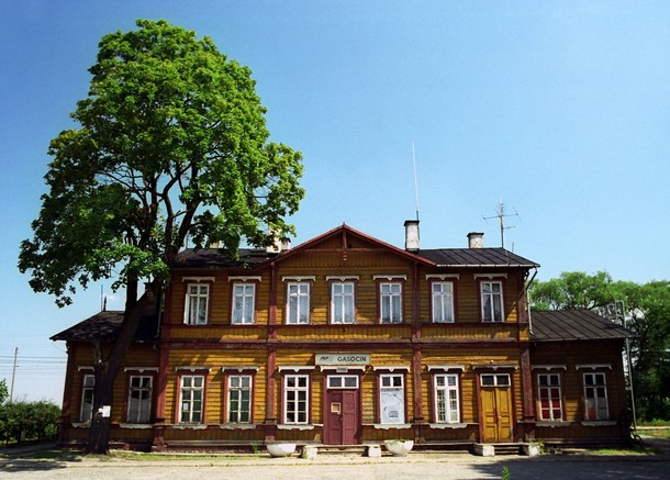 Drewniany budynek dworca w Gąsocinie (woj. mazowieckie)